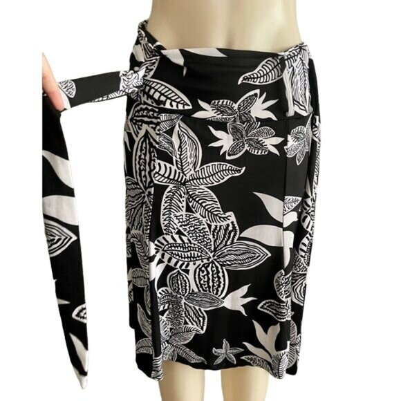 Black and White Skirt by Hypnotized float skirt size 8 with attached belt Midi. - Picture 4 of 6